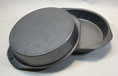 Lot Of 2 Unbranded 8.5 Inch Round Metal Cake Pans Bakeware